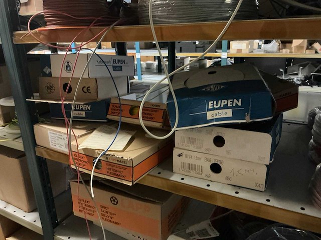 Partij kabels, krimpkousen, usb-hubs,.. - afbeelding 33 van  37
