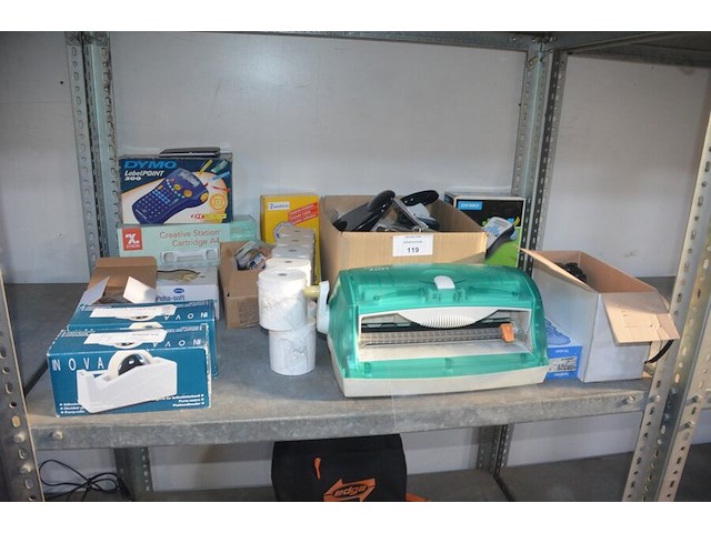 Partij kantoorartikelen w.o. 2 dymo label printers, lamineerder leitz, cartrige station, perforators, plakbandhouders, nietmachine, enz - afbeelding 1 van  8