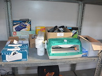 Partij kantoorartikelen w.o. 2 dymo label printers, lamineerder leitz, cartrige station, perforators, plakbandhouders, nietmachine, enz
