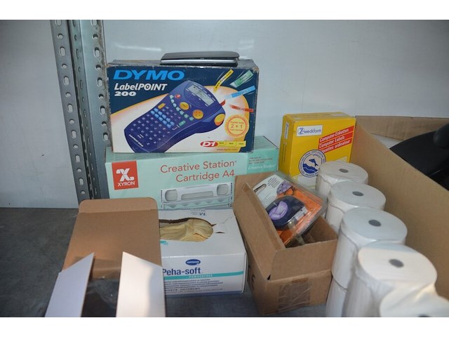 Partij kantoorartikelen w.o. 2 dymo label printers, lamineerder leitz, cartrige station, perforators, plakbandhouders, nietmachine, enz - afbeelding 2 van  8