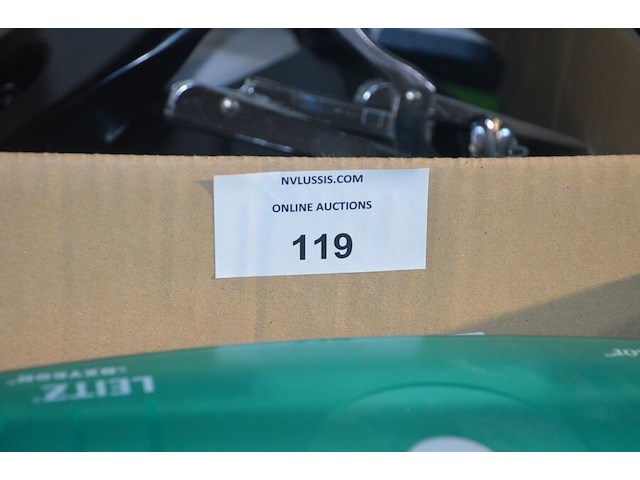 Partij kantoorartikelen w.o. 2 dymo label printers, lamineerder leitz, cartrige station, perforators, plakbandhouders, nietmachine, enz - afbeelding 3 van  8