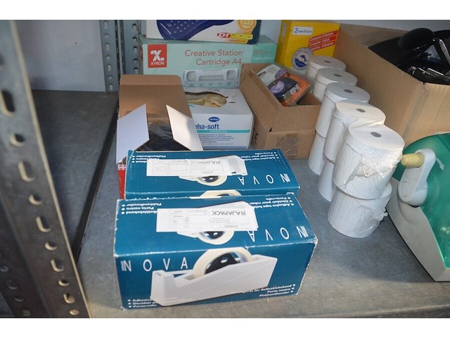 Partij kantoorartikelen w.o. 2 dymo label printers, lamineerder leitz, cartrige station, perforators, plakbandhouders, nietmachine, enz - afbeelding 4 van  8