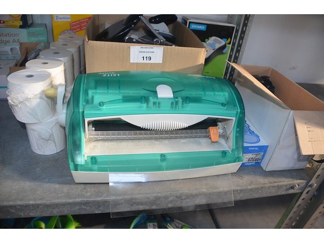 Partij kantoorartikelen w.o. 2 dymo label printers, lamineerder leitz, cartrige station, perforators, plakbandhouders, nietmachine, enz - afbeelding 5 van  8