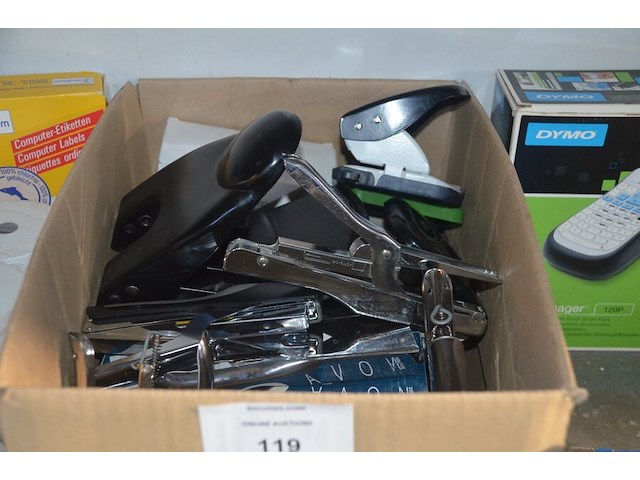 Partij kantoorartikelen w.o. 2 dymo label printers, lamineerder leitz, cartrige station, perforators, plakbandhouders, nietmachine, enz - afbeelding 8 van  8