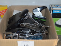 Partij kantoorartikelen w.o. 2 dymo label printers, lamineerder leitz, cartrige station, perforators, plakbandhouders, nietmachine, enz - afbeelding 8 van  8
