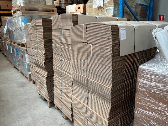 Partij kartonnen dozen - afbeelding 1 van  7