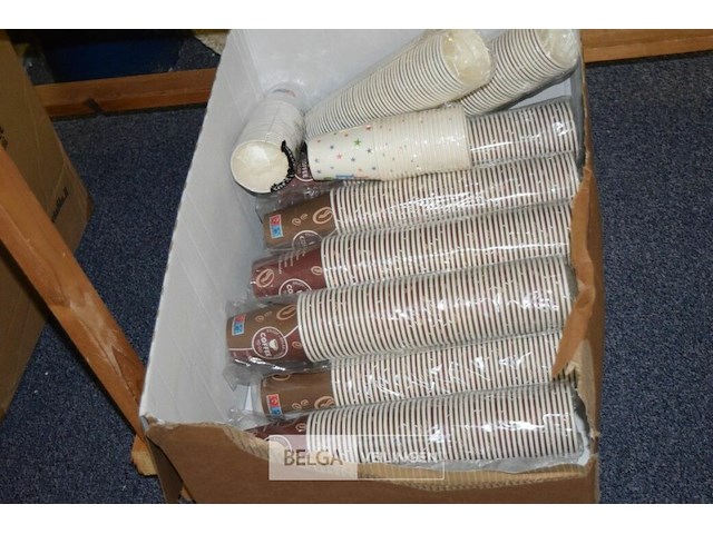 Partij kartonnen drinkbekers - afbeelding 1 van  3