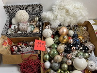 Partij kerstbollen en versiering - afbeelding 1 van  3