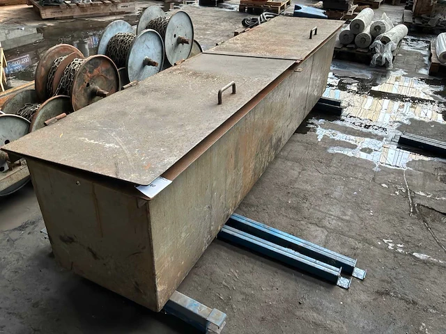 Partij kettingen op rol in grote metalen kist - afbeelding 1 van  5
