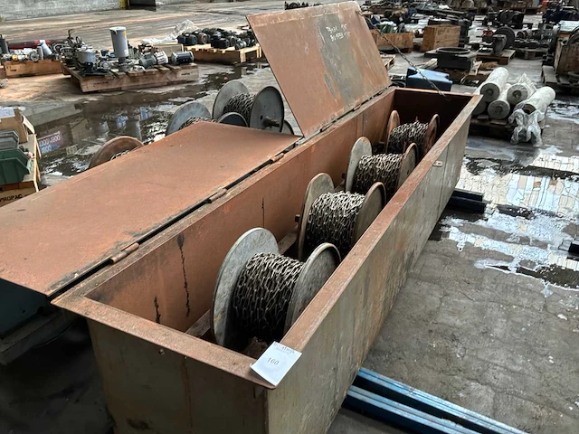 Partij kettingen op rol in grote metalen kist - afbeelding 2 van  5