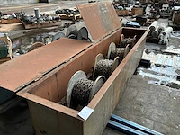 Partij kettingen op rol in grote metalen kist - afbeelding 2 van  5