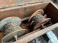 Partij kettingen op rol in grote metalen kist - afbeelding 4 van  5