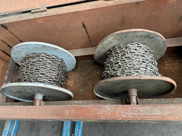 Partij kettingen op rol in grote metalen kist - afbeelding 5 van  5