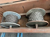 Partij kettingen op rol in grote metalen kist - afbeelding 5 van  5