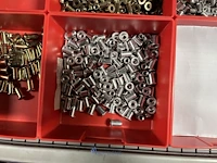 Partij kettingen, veren en industrieel bevestigingsmateriaal - afbeelding 3 van  180