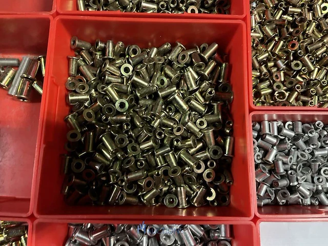 Partij kettingen, veren en industrieel bevestigingsmateriaal - afbeelding 4 van  180