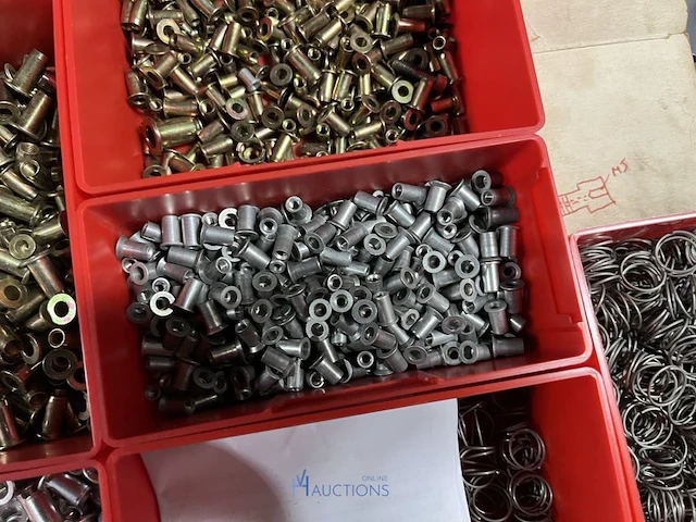 Partij kettingen, veren en industrieel bevestigingsmateriaal - afbeelding 6 van  180