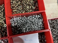 Partij kettingen, veren en industrieel bevestigingsmateriaal - afbeelding 6 van  180