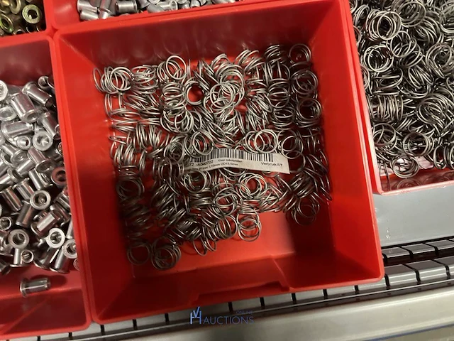Partij kettingen, veren en industrieel bevestigingsmateriaal - afbeelding 7 van  180