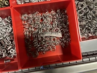 Partij kettingen, veren en industrieel bevestigingsmateriaal - afbeelding 7 van  180