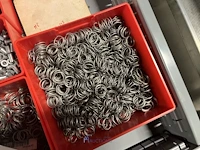 Partij kettingen, veren en industrieel bevestigingsmateriaal - afbeelding 8 van  180
