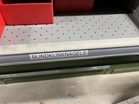 Partij kettingen, veren en industrieel bevestigingsmateriaal - afbeelding 9 van  180