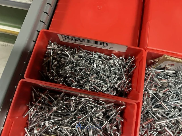 Partij kettingen, veren en industrieel bevestigingsmateriaal - afbeelding 10 van  180