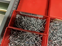 Partij kettingen, veren en industrieel bevestigingsmateriaal - afbeelding 10 van  180