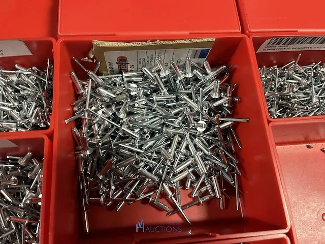 Partij kettingen, veren en industrieel bevestigingsmateriaal - afbeelding 12 van  180