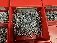 Partij kettingen, veren en industrieel bevestigingsmateriaal - afbeelding 12 van  180