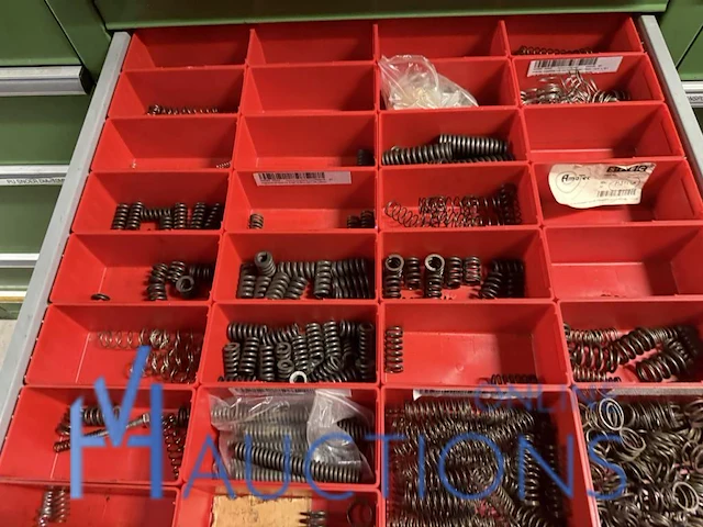 Partij kettingen, veren en industrieel bevestigingsmateriaal - afbeelding 2 van  180