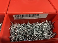 Partij kettingen, veren en industrieel bevestigingsmateriaal - afbeelding 15 van  180