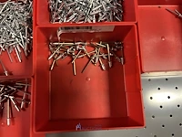 Partij kettingen, veren en industrieel bevestigingsmateriaal - afbeelding 17 van  180