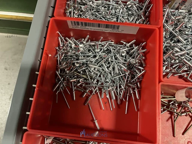 Partij kettingen, veren en industrieel bevestigingsmateriaal - afbeelding 18 van  180