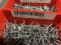 Partij kettingen, veren en industrieel bevestigingsmateriaal - afbeelding 19 van  180