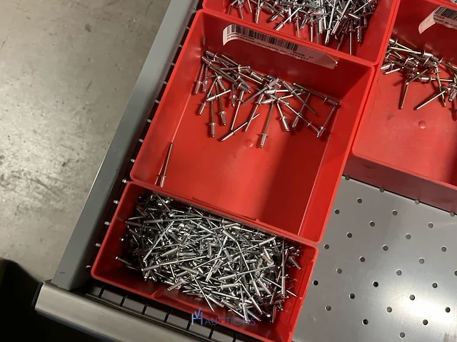 Partij kettingen, veren en industrieel bevestigingsmateriaal - afbeelding 20 van  180