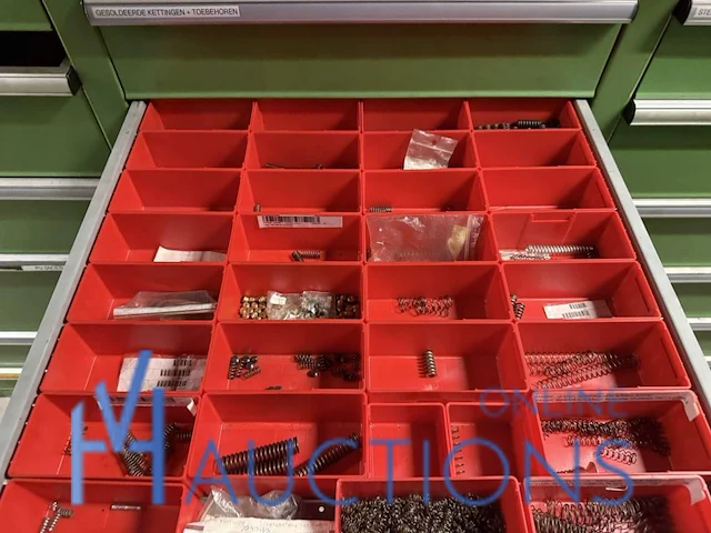 Partij kettingen, veren en industrieel bevestigingsmateriaal - afbeelding 13 van  180