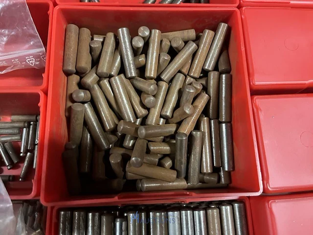 Partij kettingen, veren en industrieel bevestigingsmateriaal - afbeelding 27 van  180