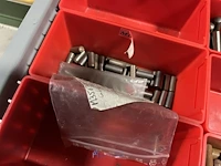 Partij kettingen, veren en industrieel bevestigingsmateriaal - afbeelding 28 van  180