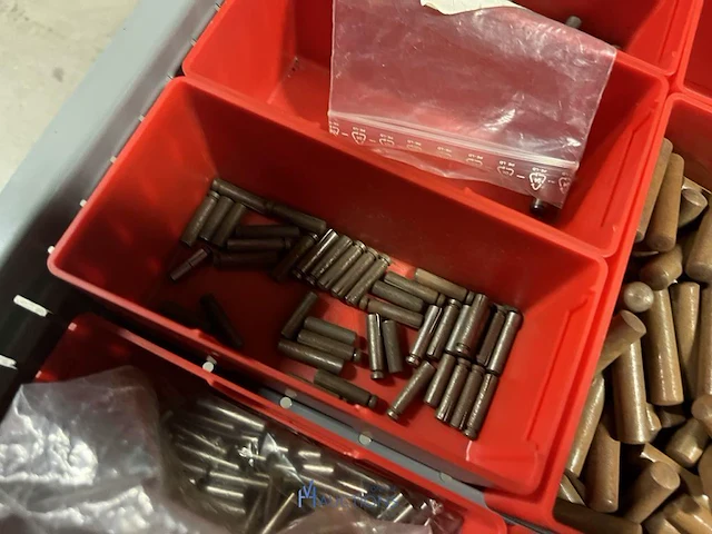 Partij kettingen, veren en industrieel bevestigingsmateriaal - afbeelding 29 van  180
