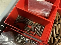 Partij kettingen, veren en industrieel bevestigingsmateriaal - afbeelding 29 van  180