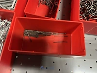 Partij kettingen, veren en industrieel bevestigingsmateriaal - afbeelding 37 van  180