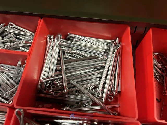 Partij kettingen, veren en industrieel bevestigingsmateriaal - afbeelding 38 van  180