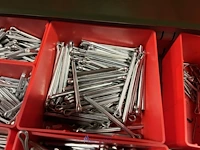 Partij kettingen, veren en industrieel bevestigingsmateriaal - afbeelding 38 van  180
