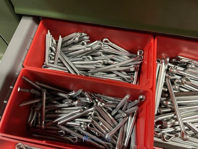 Partij kettingen, veren en industrieel bevestigingsmateriaal - afbeelding 39 van  180
