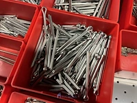 Partij kettingen, veren en industrieel bevestigingsmateriaal - afbeelding 41 van  180