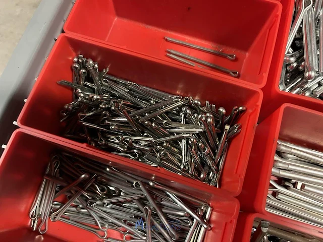 Partij kettingen, veren en industrieel bevestigingsmateriaal - afbeelding 43 van  180