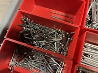 Partij kettingen, veren en industrieel bevestigingsmateriaal - afbeelding 43 van  180