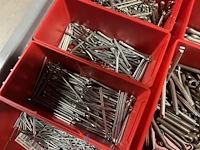 Partij kettingen, veren en industrieel bevestigingsmateriaal - afbeelding 44 van  180