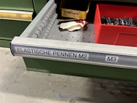 Partij kettingen, veren en industrieel bevestigingsmateriaal - afbeelding 48 van  180